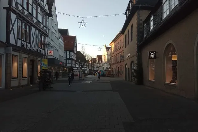 «Немцы просчитывают все до мелочей, даже где ставить елку». Локдаун в Германии глазами очевидца