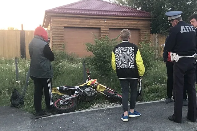 В Сысерти 12-летний подросток на питбайке сбил пешехода на автобусной остановке