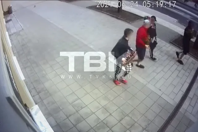 В Красноярске неизвестные украли горшки с цветами с витрины магазина