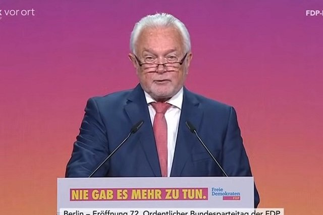 Вице-спикер Бундестага заявил, что запуск «СП-2» позволит и дальше поддерживать Украину
