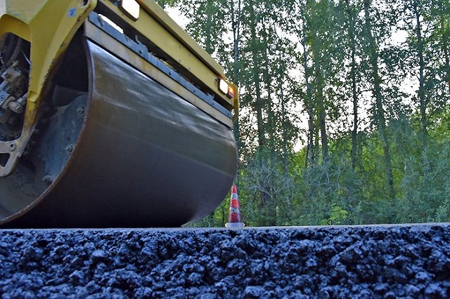 Власти Екатеринбурга сообщили, когда закончат ремонт одной из главных улиц Уралмаша