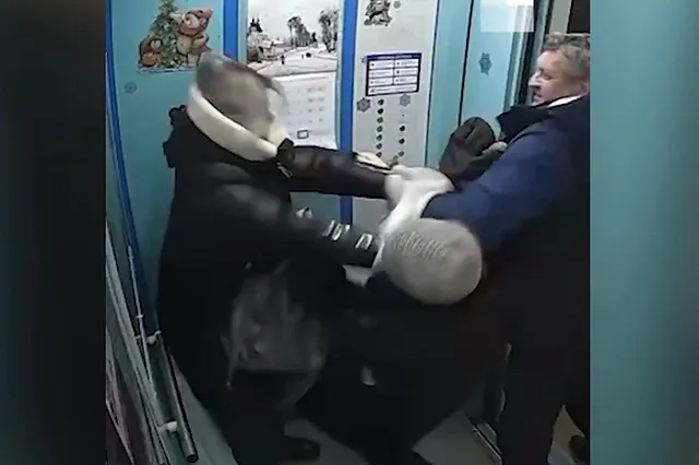 Под Екатеринбургом соседи устроили бой в лифте