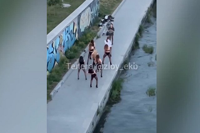 Полуголые девушки устроили откровенные танцы в центре Екатеринбурга