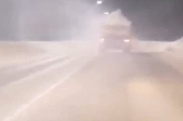 В Екатеринбурге загорелся КАМАЗ, нагруженный снегом