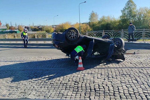 Водитель Mazda 3, перевернувшейся с тремя детьми на Эльмаше, был пьян