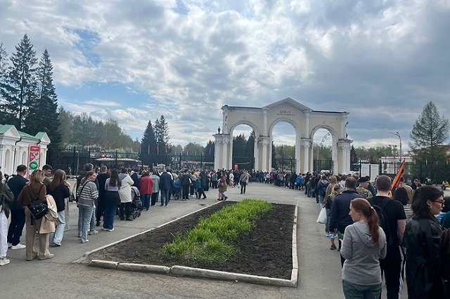 В парк Маяковского, подготовивший праздничную программу к 9 Мая, выстроилась гигантская очередь