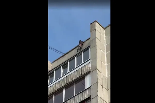 Малолетний руфер едва не сорвался с крыши здания в Екатеринбурге (ВИДЕО)