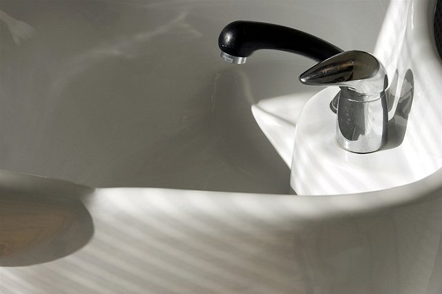 На Эльмаше жители десятиэтажки месяц сидят без горячей воды