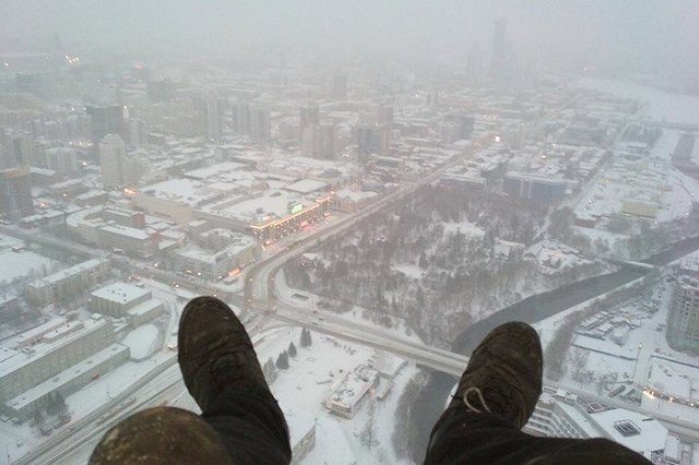 Не выдержали холода: екатеринбургские руферы спустились с телебашни