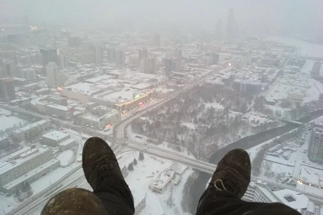 Не выдержали холода: екатеринбургские руферы спустились с телебашни