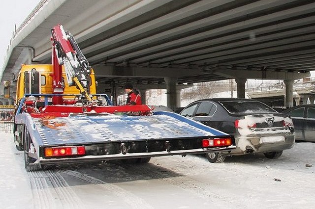 Мешают уборке снега: в мэрии Екатеринбурга назвали улицы, с которых эвакуируют автомобили