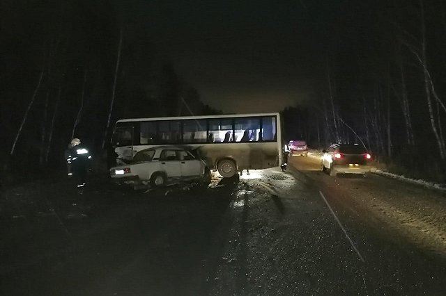 Погиб человек: в Нижнем Тагиле легковушка влетела в пассажирский автобус