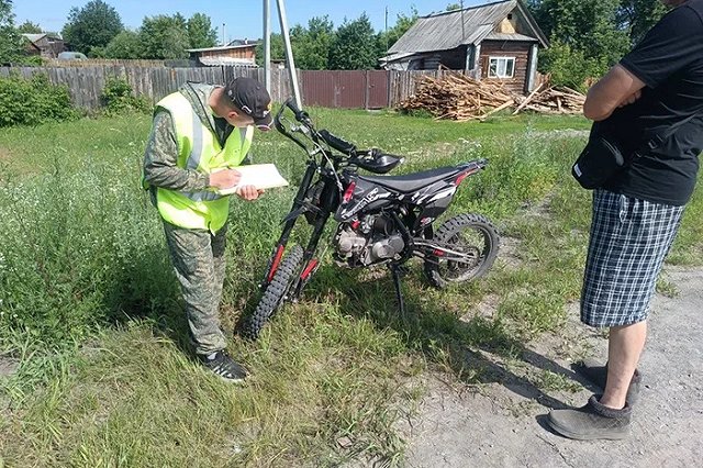 Осторожно, дети. Нетрезвая 17-летняя свердловчанка на кроссовом мотоцикле врезалась в дорожный знак