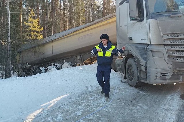 Стали известны обстоятельства смертельного ДТП с участием двух фур под Североуральском