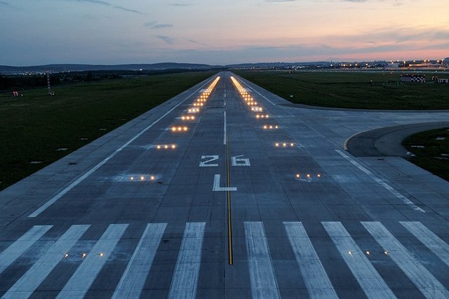В екатеринбургском аэропорту Кольцово установили суперфонари. Зачем?