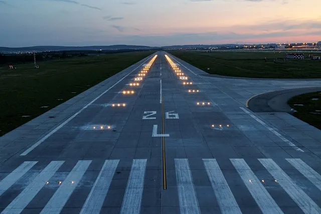 В екатеринбургском аэропорту Кольцово установили суперфонари. Зачем?