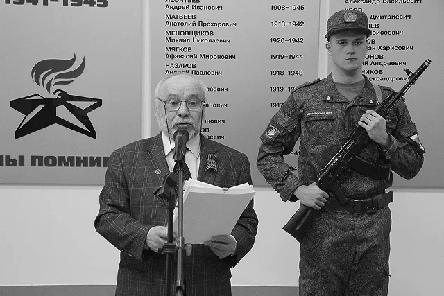С доцентом журфака УрФУ Рафаилем Исхаковым простились на Широкореченском кладбище
