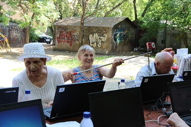 Старшее поколение екатеринбуржцев научилось делать селфи