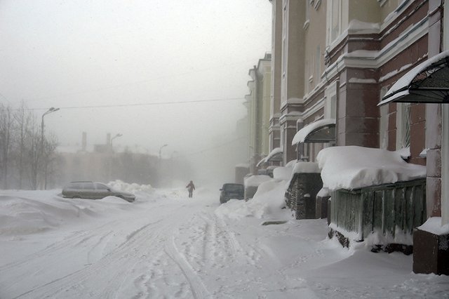 На Сахалине курившую пенсионерку порывом ветра сдуло с балкона