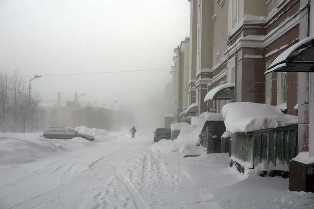 На Сахалине курившую пенсионерку порывом ветра сдуло с балкона
