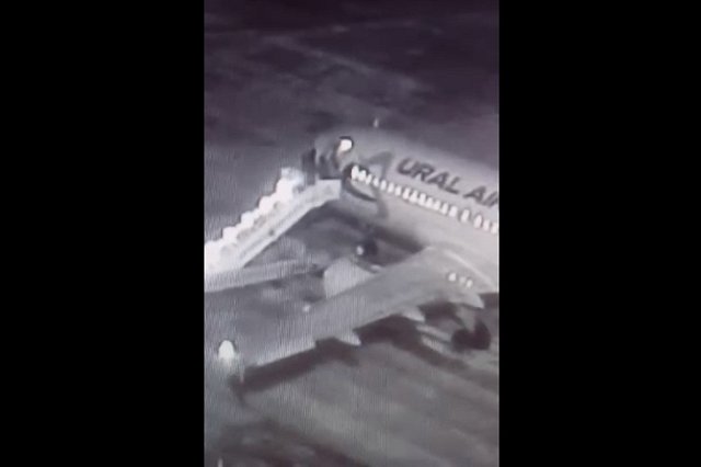 Опубликовано видео обрушения трапа в аэропорту Барнаула