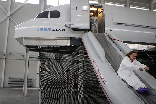 Авиакомпания уточнила причину эвакуации пассажиров из самолета в Шереметьево