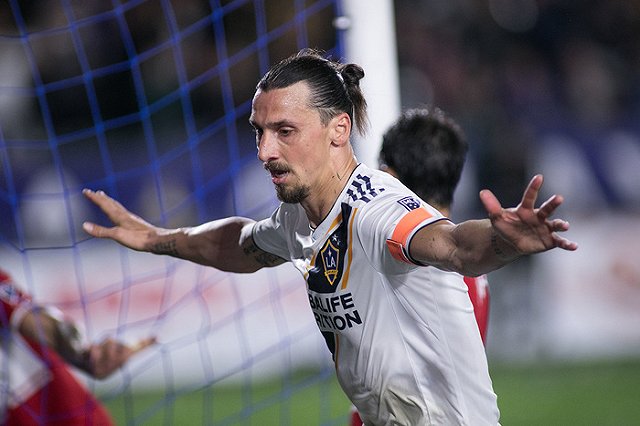 Школьнику-футболисту из Красноярского края разрешили носить прическу «man bun»