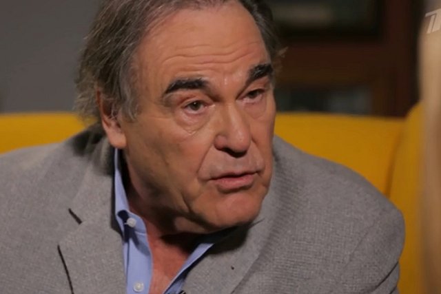 Режиссер Оливер Стоун привился российской вакциной от коронавируса