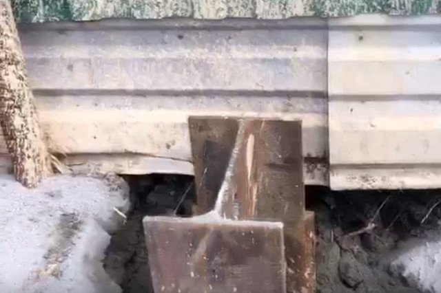 Угрожают снести забор: жителей Цыганского поселка продолжают выживать из своих домов