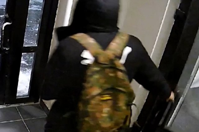 Открывший стрельбу из пистолета у екатеринбургской школы мужчина попал на камеры наблюдения