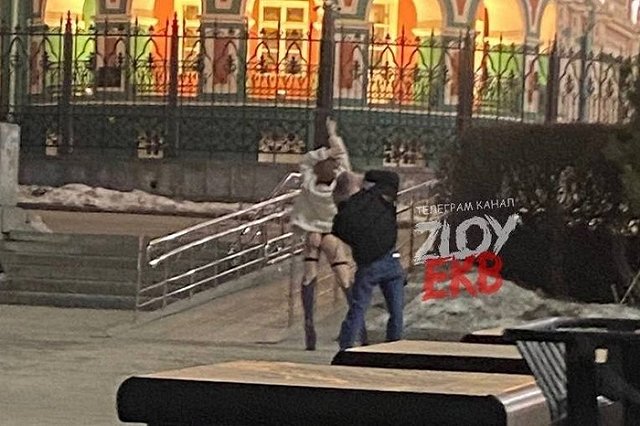 Устроившая полуголую фотосессию в центре Екатеринбурга девушка объяснила, почему ей не стыдно