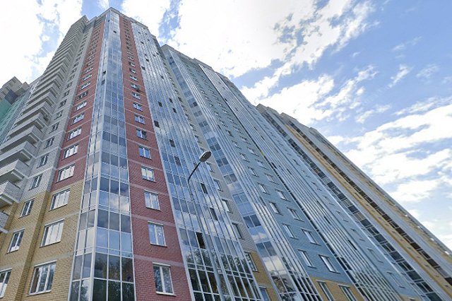 В Екатеринбурге кусок штукатурки едва не убил молодую девушку, упав ей на голову с огромной высоты