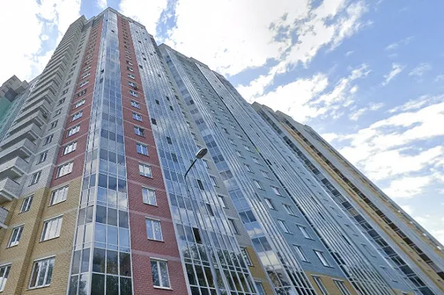 В Екатеринбурге кусок штукатурки едва не убил молодую девушку, упав ей на голову с огромной высоты