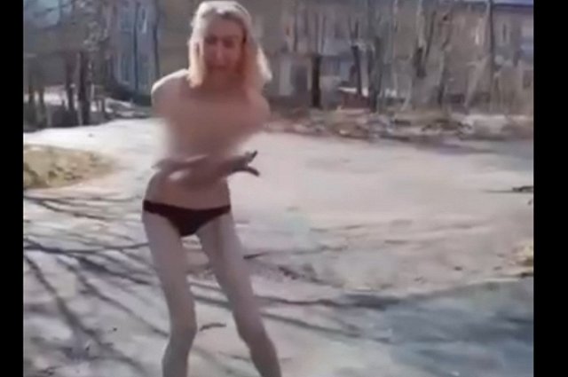 Уральцы спасли младенца из рук неадекватной матери, выбежавшей голой на улицу