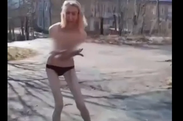 Уральцы спасли младенца из рук неадекватной матери, выбежавшей голой на улицу