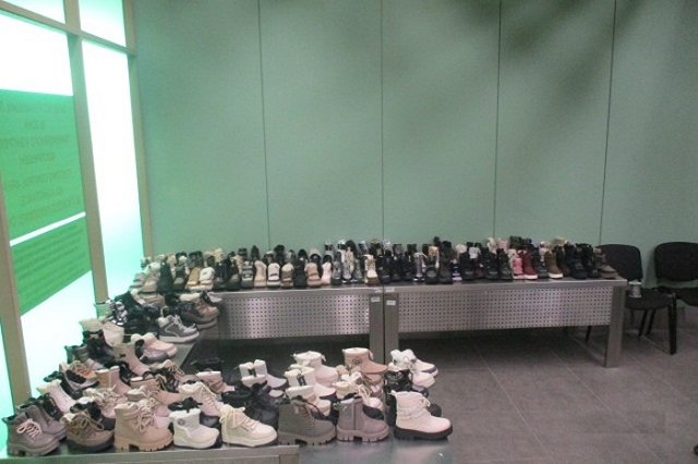 В Кольцово задержали мужчину, который вёз 190 правых ботинков