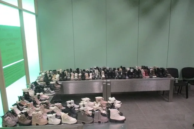 В Кольцово задержали мужчину, который вёз 190 правых ботинков