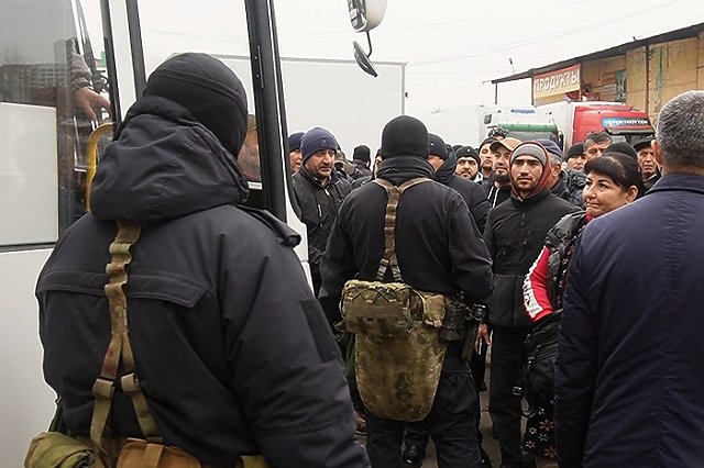 Силовики устроили облаву на мигрантов на скандальной овощебазе в Екатеринбурге