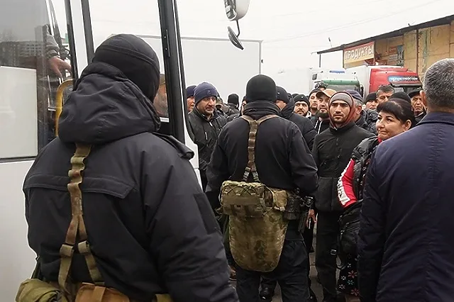 Силовики устроили облаву на мигрантов на скандальной овощебазе в Екатеринбурге