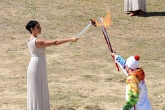 России официально передали олимпийский огонь