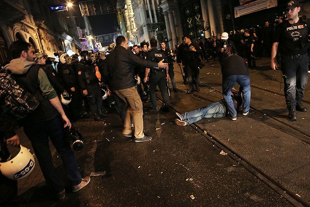 Власти Турции ввели комендантский час