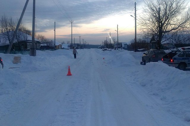 Ребенок, выползший на дорогу из-за сугробов перед полицейским, находится в коме