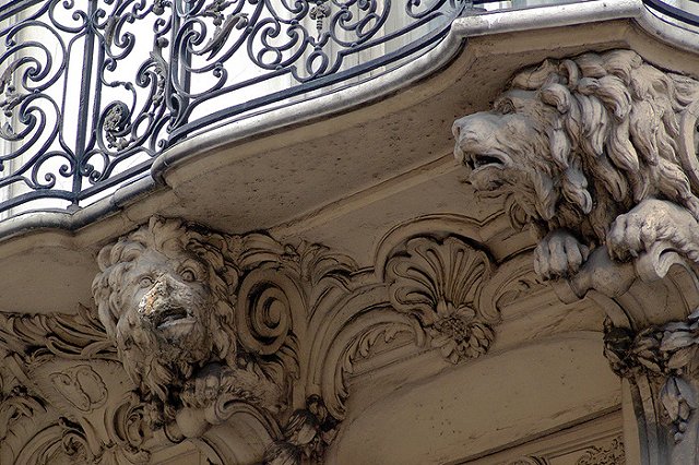 УК готовит иск к владельцу квартиры, с балкона которой на женщину упал лед