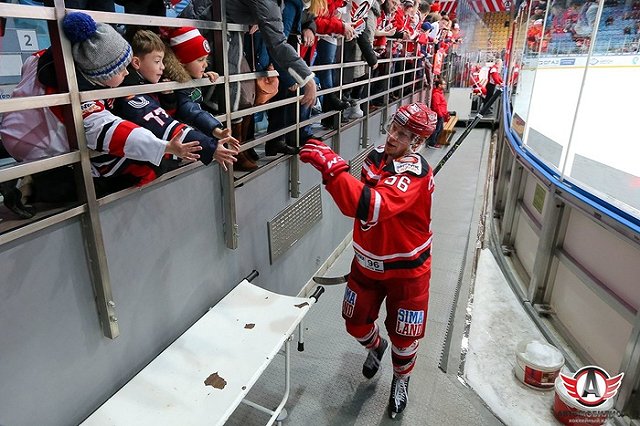 «Автомобилист» на домашнем льду потерпел поражение от команды-аутсайдера