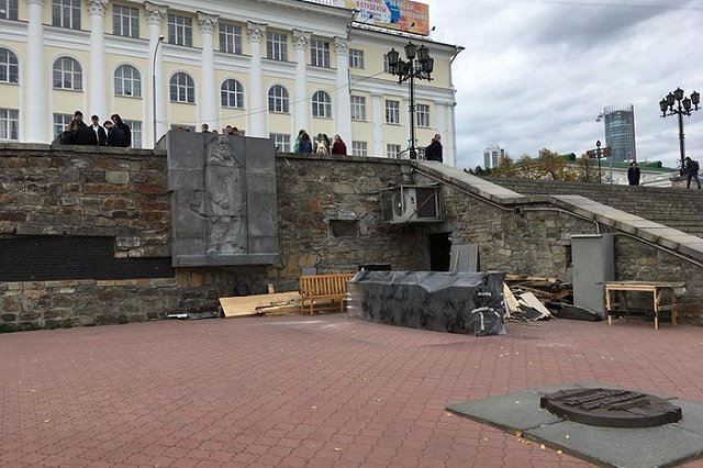 Новый бар в Екатеринбурге устроил свалку прямо в центре города