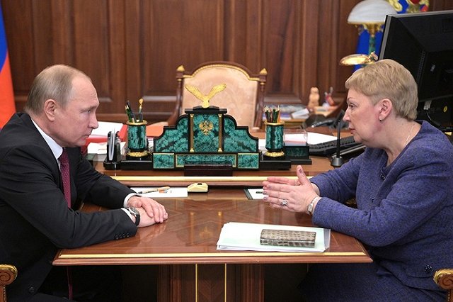 Путин обязал министра Ольгу Васильеву следить за уровнем зарплаты учителей