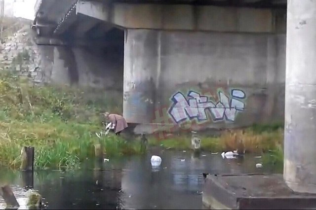 В Нижнем Новгороде старушка «утилизирует» мусор в Оке