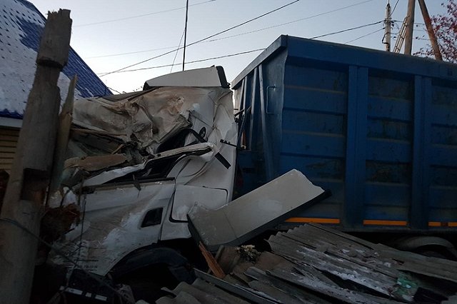 В Свердловской области грузовик влетел в жилой дом
