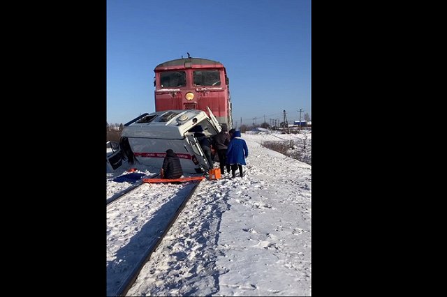 Машина скорой помощи влетела под поезд. Один человек погиб