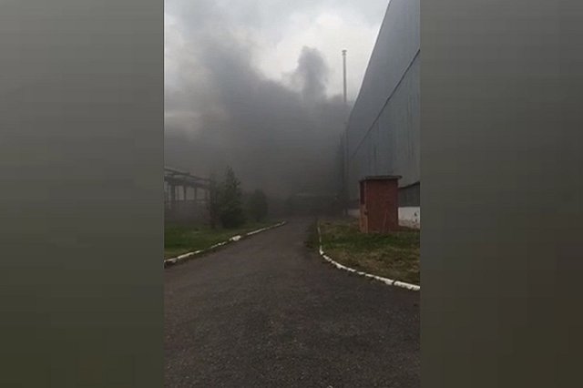 В Свердловской области горит завод